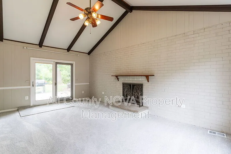 4 bed, 2.0 bath, 2013 sqft, $3,850 — Photo 4