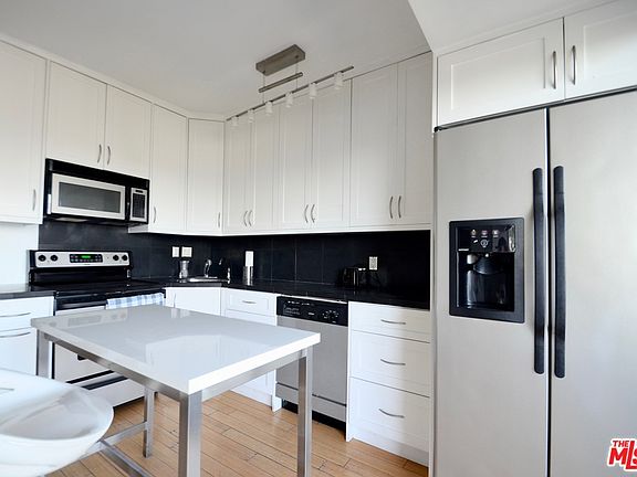 3rd image of 999 N Doheny Dr APT 407