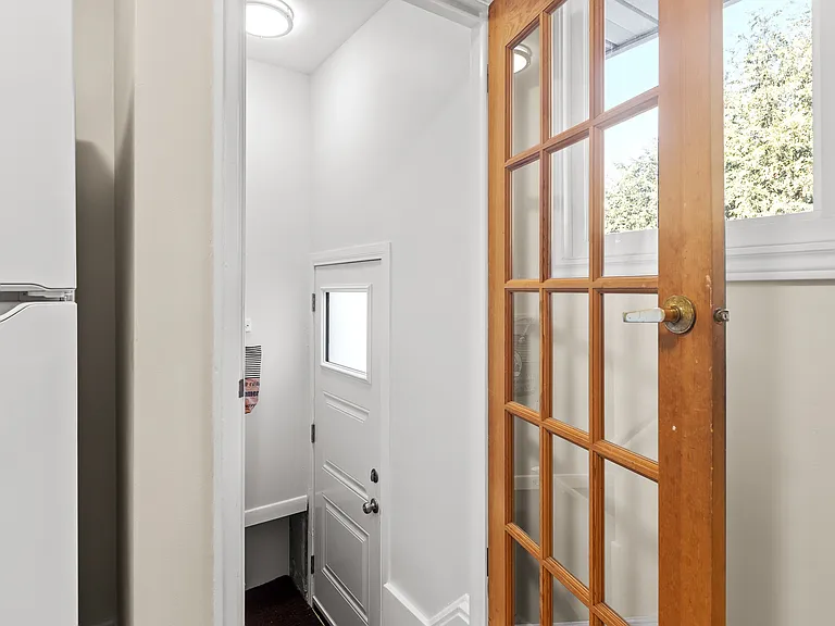 1263 Cobden Rd #1 — Photo 10