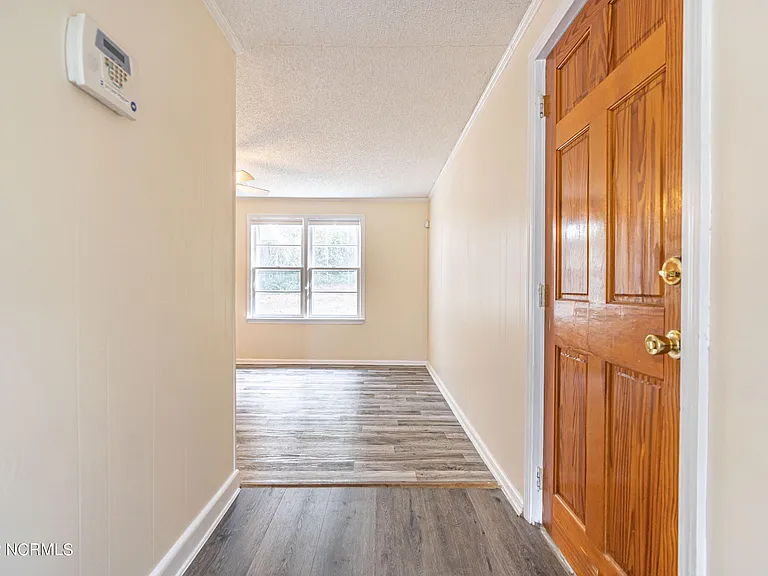 885 S Stephens St — Photo 4