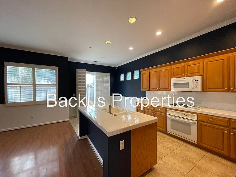 10 Elizabeth Cir — Photo 5
