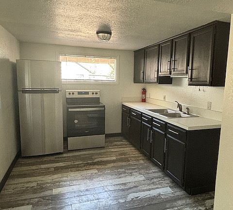 3rd image of 916 E Logan St