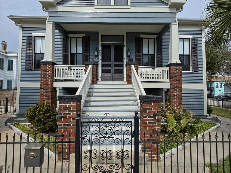 902 Winnie St — Photo 1