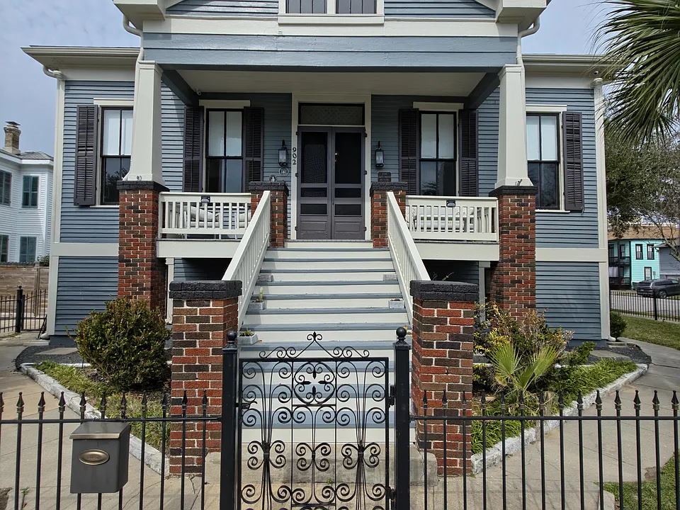 902 Winnie St