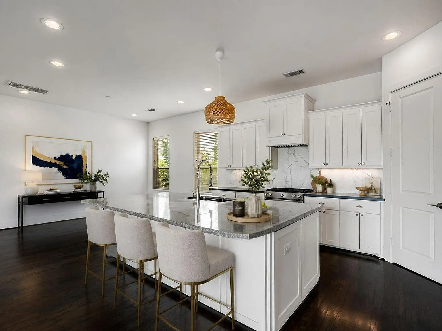 3 bed, 3.5 bath, 2439 sqft, $3,400 — Photo 4