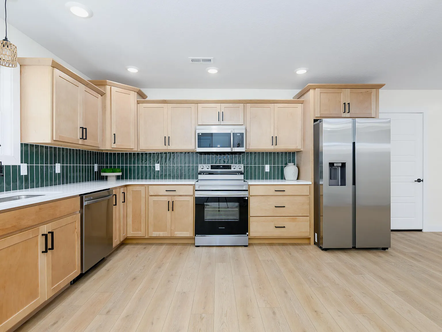 3 bed, 2.0 bath, 1317 sqft, $1,800 — Photo 4