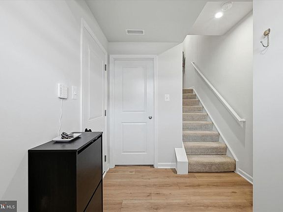 4th image of 119 Kensington Cir
