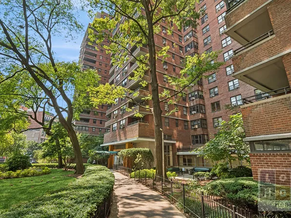 212 East Broadway image 21 of 31