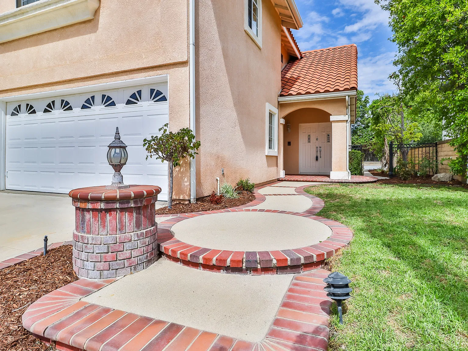 3 bed, 2.5 bath, 1986 sqft, $4,600 — Photo 4