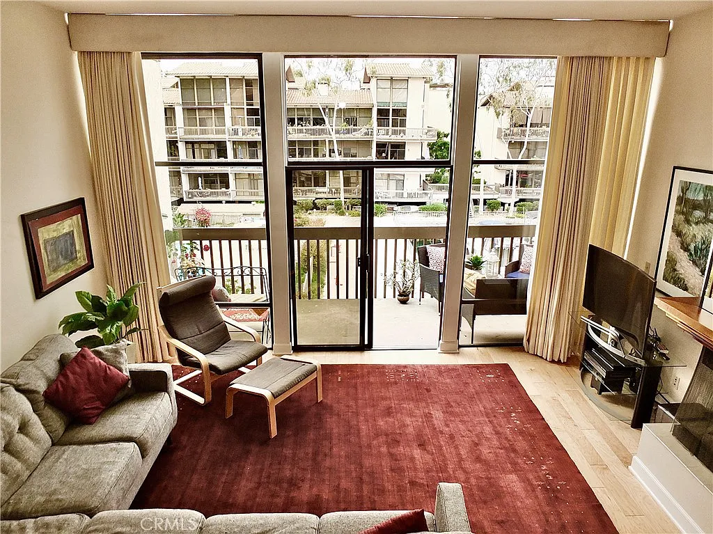Building Photo - 7321 Marina Pacifica Dr N