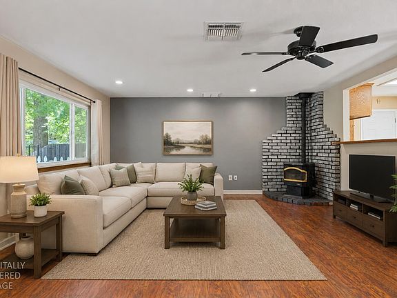 3rd image of 2971 Letitia Ave