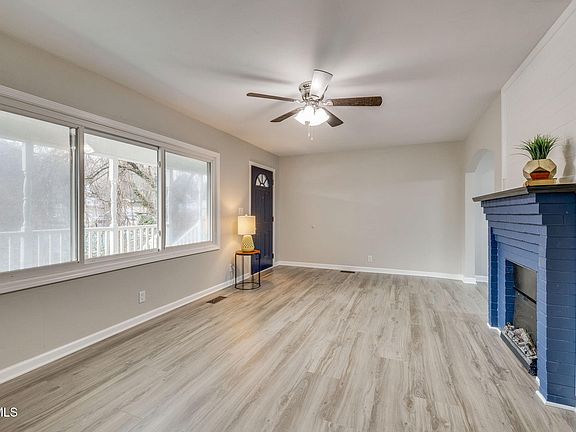 4th image of 977 Kinsler Pvt Ln