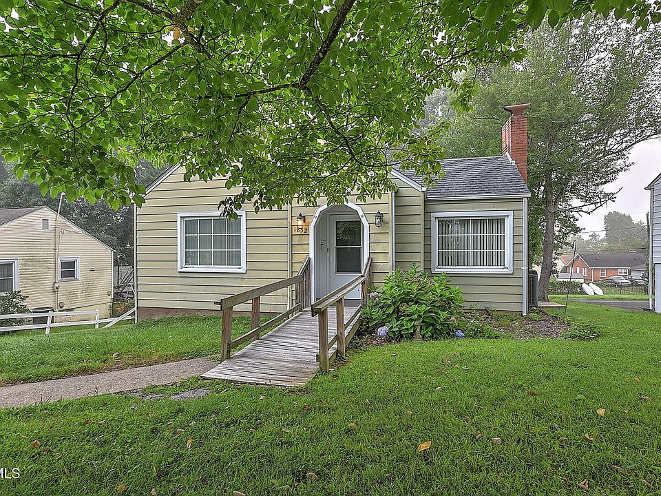1st image of 1852 Oakwood Dr