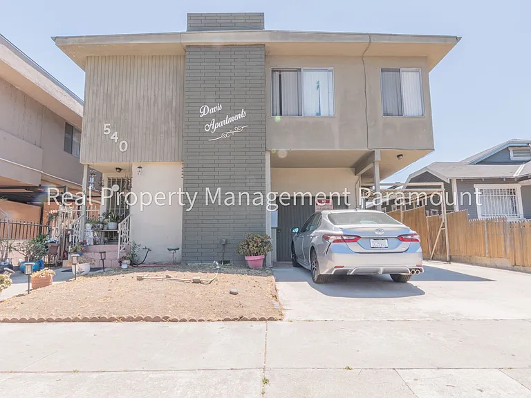 540 W Queen Street — Photo 2