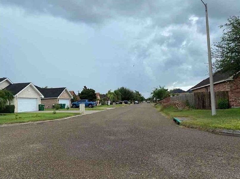 Exterior Neighborhood (street photo)