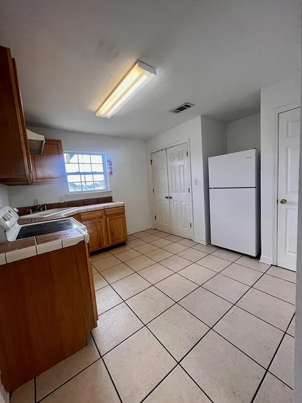 3 bed, 1300 sqft, $1,800 — Photo 3