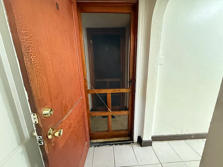 231 W 4th St #4 — Photo 37