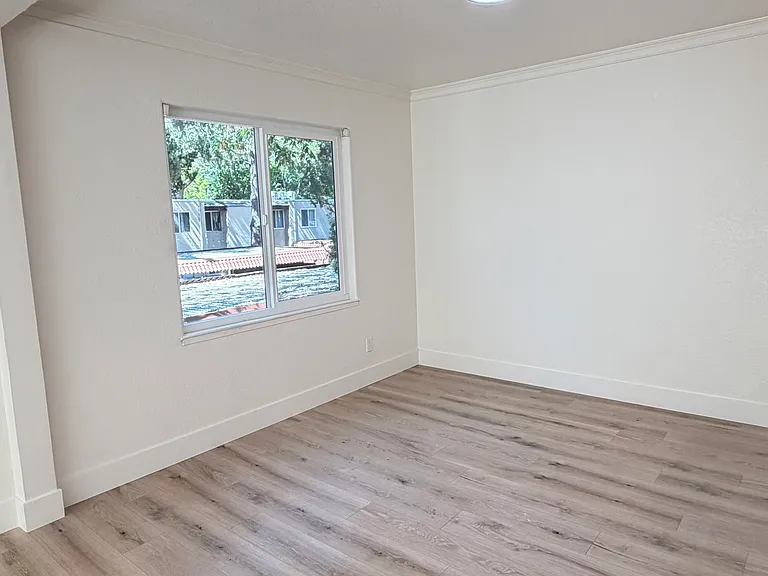 300 Tradewinds Dr — Photo 5
