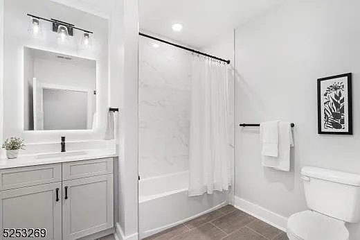 214 E Grove St — Photo 31