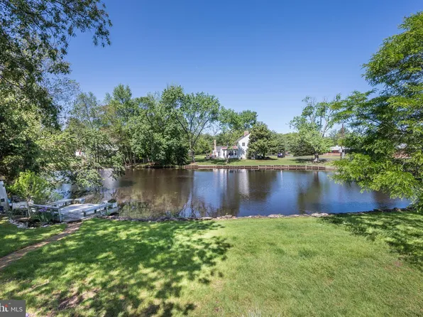 2 Brookside Dr, Medford, NJ 08055