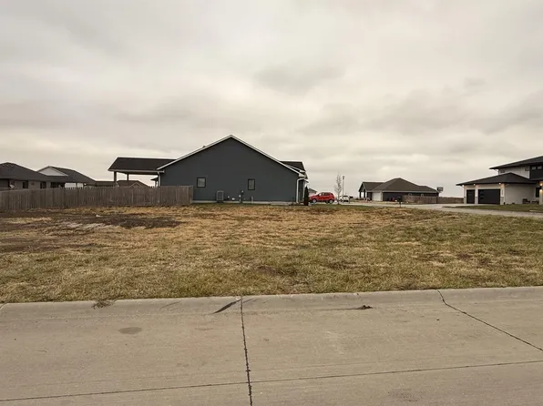 2710 Lauren Ln, Fremont, NE 68025