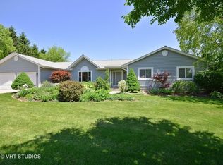7N167 Weybridge Dr, St Charles, IL