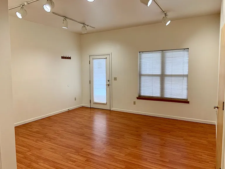 3644 Woodland Park Apartments are located in Wallingford — Photo 9