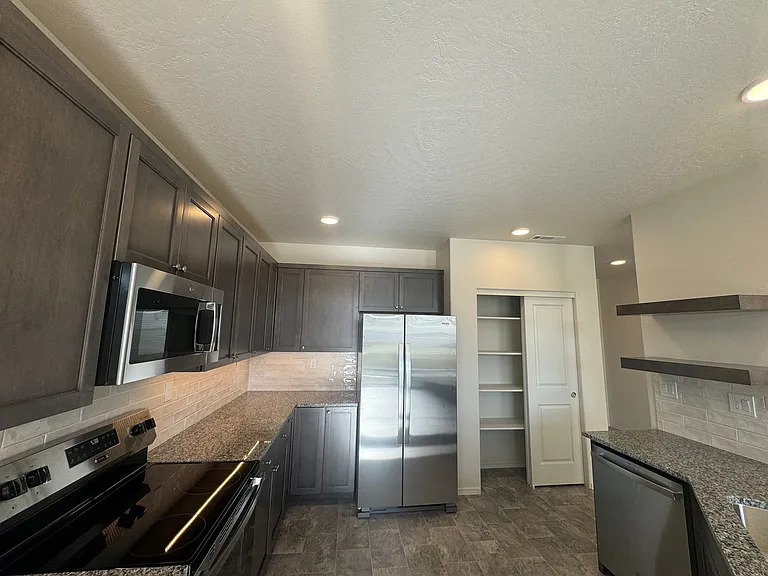 2303 S 58th Ave — Photo 14