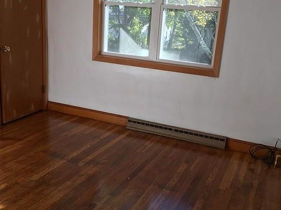 4th image of 26 Margaret Dr #26