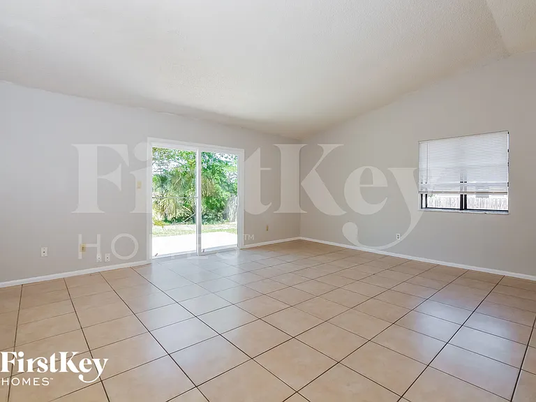 121 Summerset Dr — Photo 3