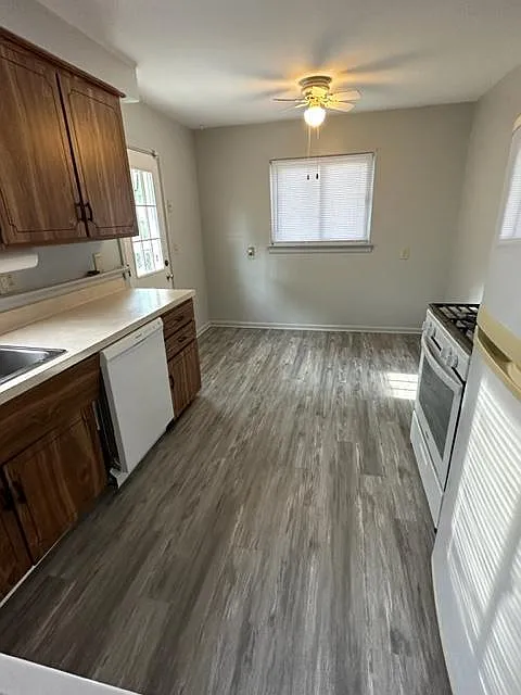3 bed, 1000 sqft, $1,700 — Photo 3