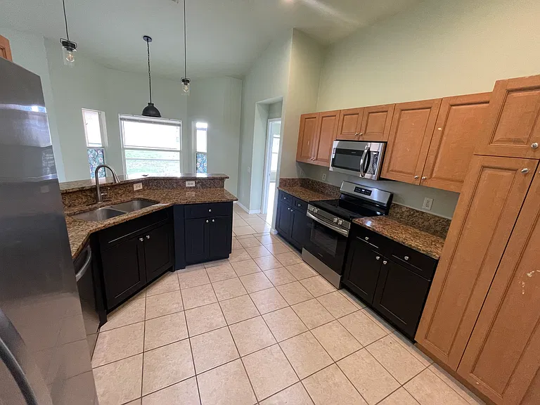 1637 NW 6th Pl — Photo 7