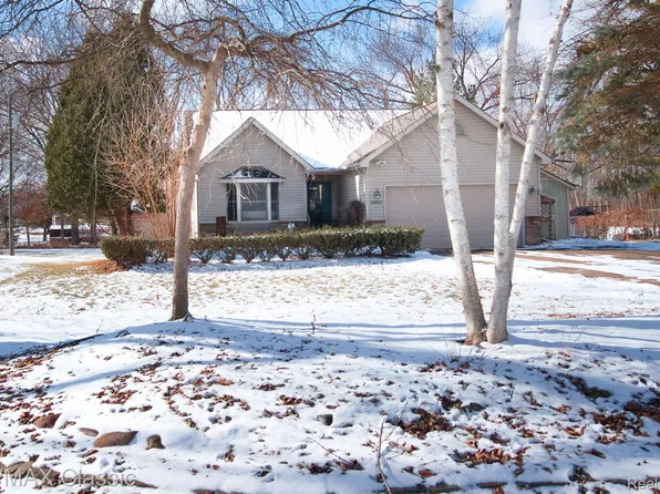 26855 N Dixboro Rd, South Lyon, MI 48178