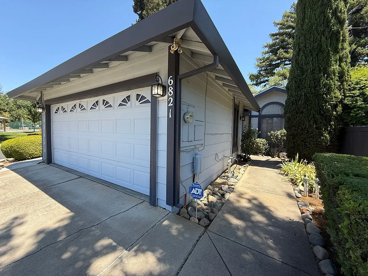 Building Photo - 6821 Springmont Dr