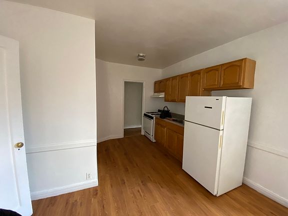 4th image of 40-35 Hampton St #33E