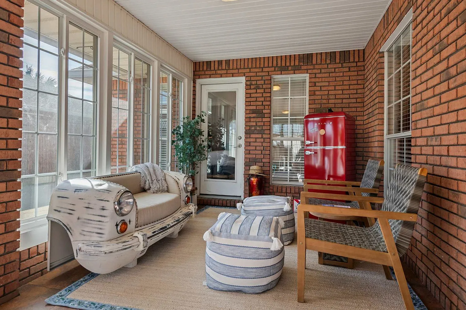 3 bed, 2.0 bath, 2023 sqft, $3,390 — Photo 4