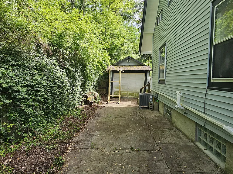 1645 Frederick Ave — Photo 13