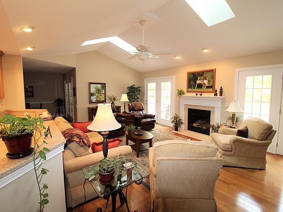 4th image of 146 Lakeside Dr