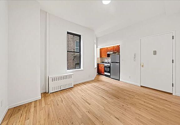 2nd image of 203 W 91st St #3B