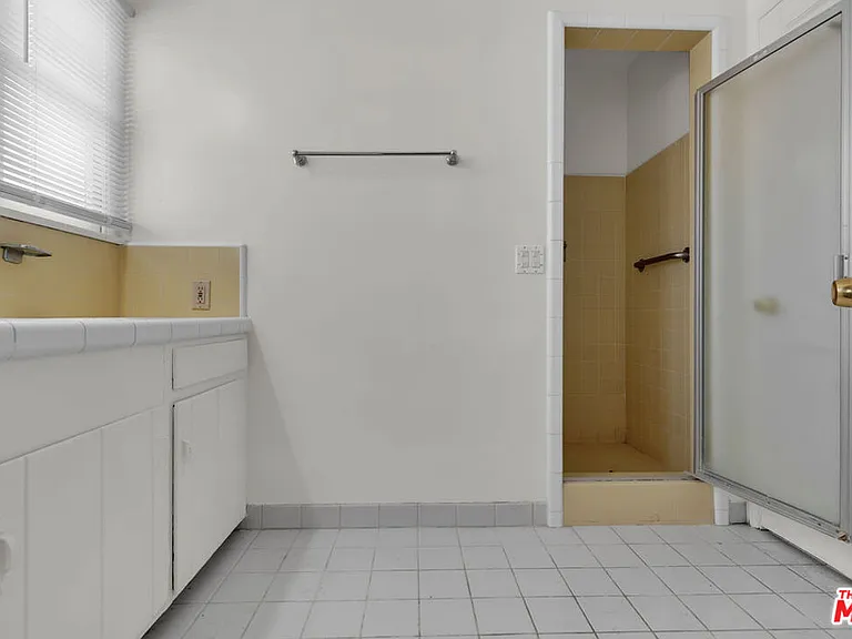 9322 Lasaine Ave — Photo 20