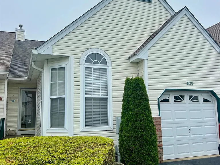 703 Constance Ln — Photo 2