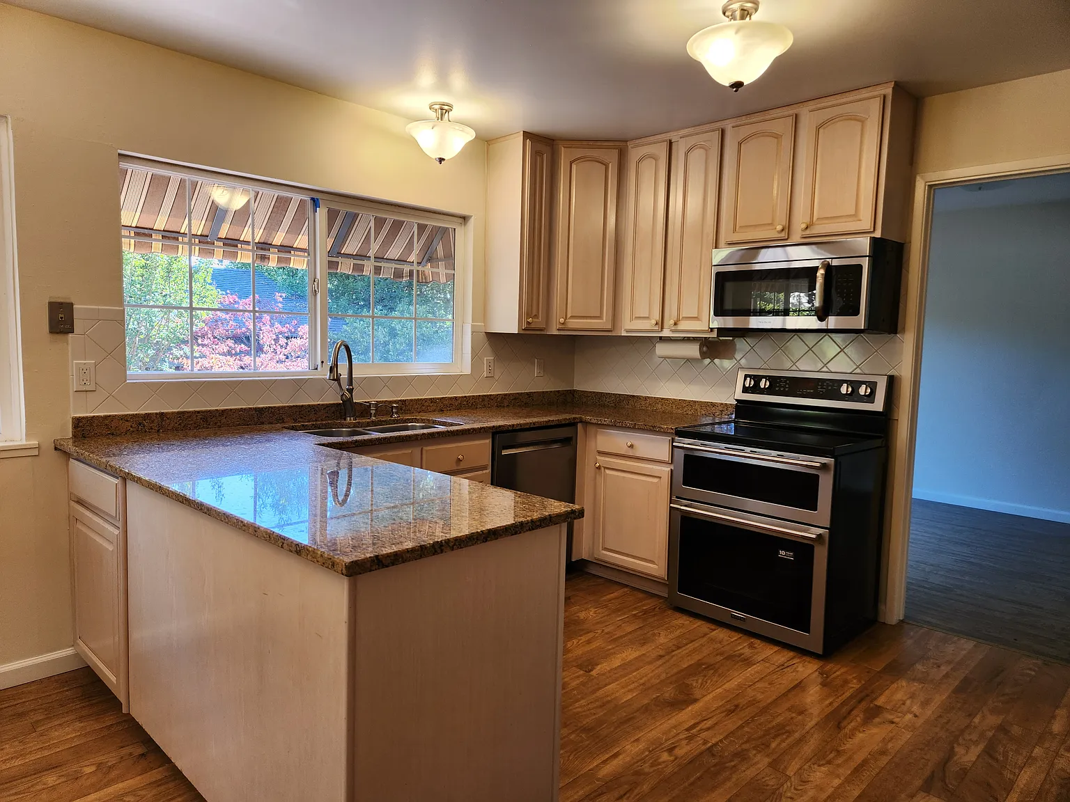4 bed, 2.5 bath, 2048 sqft, $3,550 — Photo 2