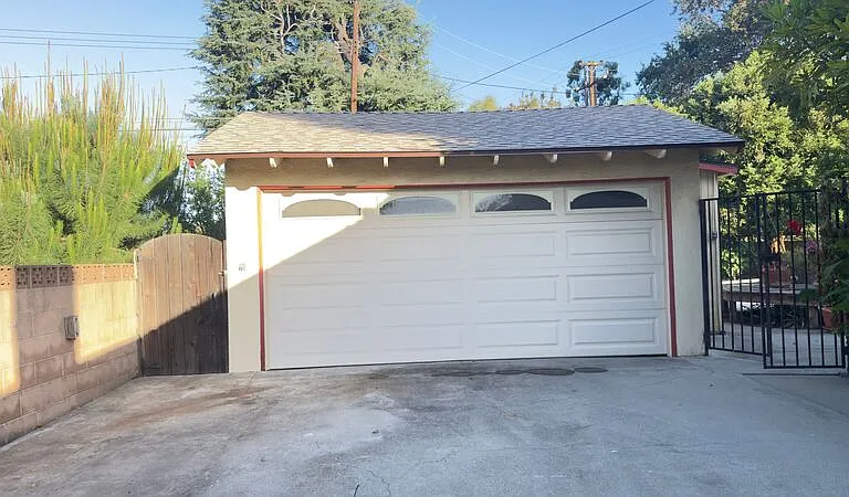 403 Lupin Ln — Photo 29