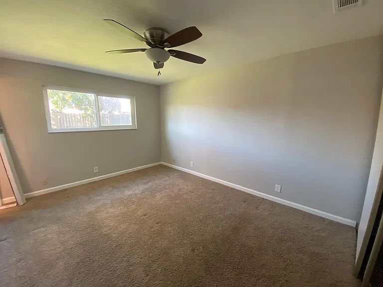 124 Danvers Ct — Photo 16