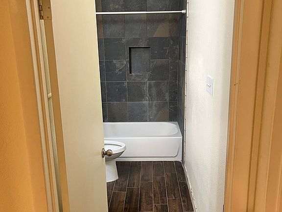 4th image of 1221 W Hopkins St #12