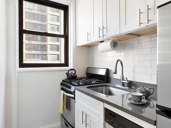 5th image of 160 7th Ave #407