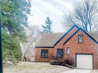 6628 Forest Ct, Windsor Heights, IA 50324