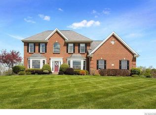 4 Overlook Ct, Lancaster, NY 14086