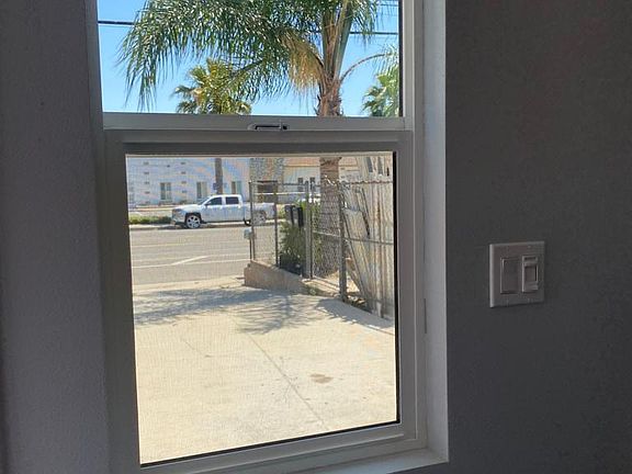 3rd image of 1039 E Phillips Blvd