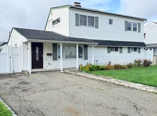 4 Carriage Ln, Levittown, NY 11756